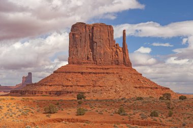 Arizona 'daki Anıt Vadisi' nde Kızıl Kumlar 'dan dramatik Batı Mitten Butte Yükseliyor