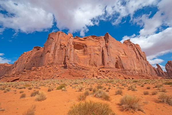 Arizona Daki Anıt Vadisi Nde Çölden Yükselen Kızıl Kaya Kalesi — Stok fotoğraf