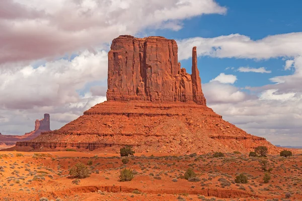 Dramatis Barat Mitten Butte Bangkit Dari Red Sands Monumen Valley — Stok Foto