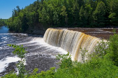 Yukarı Michigan 'da güneşli bir günde Kükreyen Yukarı Tahquamenon Şelalesi