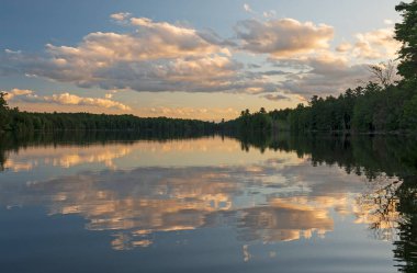Michigan 'daki Sylvania Wilderness' da Dağ Gölü 'ndeki Serene Wilderness Gölü' nde Akşam Bulutları