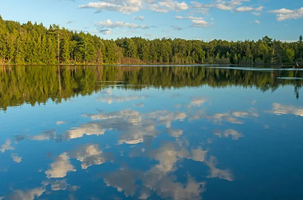 ミシガン州のシルヴァニア荒野の山の湖の穏やかな湖の静かな反射 — ストック写真
