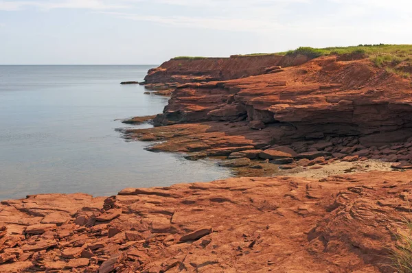 加拿大爱德华王子岛国家公园卡文迪许海滩低潮红砂岩悬崖 — 图库照片