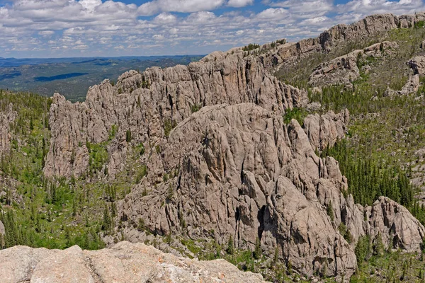 サウスダコタ州のカスター州立公園の黒いエルクピークの山の斜面での巨大な岩の形成 — ストック写真