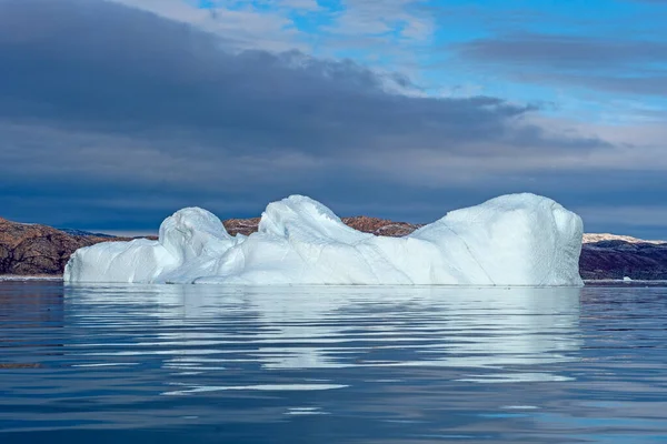 グリーンランドのEqipセルミア付近の穏やかな海に浮かぶ巨大な氷山 — ストック写真