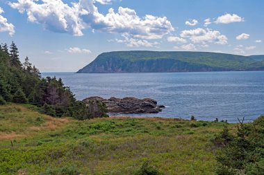 Nova Scotia 'daki Cape Breton Highland Ulusal Parkı' ndaki Okyanus Koyu 'ndaki Uzak Uçurumlar