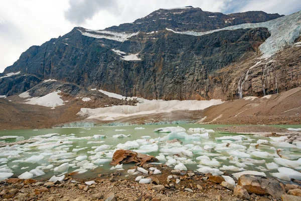 Υπολείμματα Παγετώνων Στα Ψηλά Βουνά Στο Όρος Edith Cavell Στο — Φωτογραφία Αρχείου