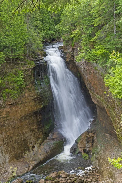 Cascada Aislada Bosque Del Norte Miners Falls Rocks National Lakeshore —  Fotos de Stock