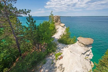 Michigan 'daki Resimli Kayalıklar Ulusal Lakeshore' daki Madenciler Kalesi 'nde Mavi Göl Üzerindeki Sandstone Kayalıkları