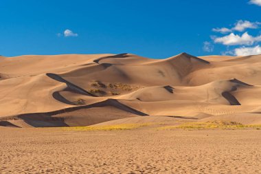 Colorado 'daki Great Sand Dunes Ulusal Parkı' ndaki Büyük Kum tepelerinde Akşam Gölgeleri