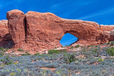 Utah 'taki Arches Ulusal Parkı' nda Çölde Pencereli Dramatik Vista