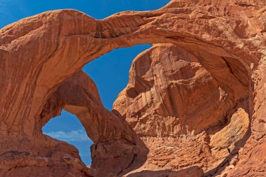 Utah 'taki Arches Ulusal Parkı' nda Çölde Büyük Kemerler