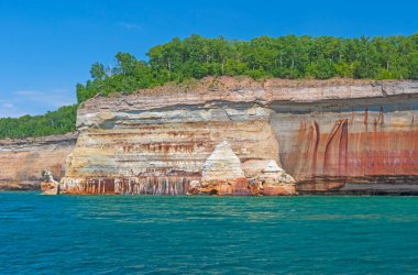 Michigan 'daki Kayalıklarda Büyük Göllerdeki Renkli Kayalıklar Ulusal Lakeshore