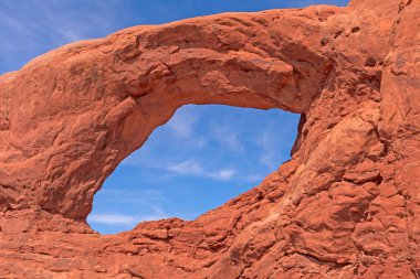 Utah 'taki Arches Ulusal Parkı' nın Güney Penceresinde Çöl Gökyüzüne Pencere