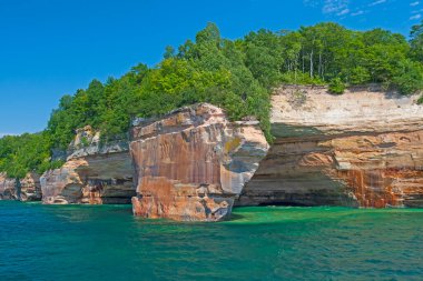 Renkli Lakeshore 'da bir saksı taşı. Michigan' daki Lake Superior 'da National Lakeshore' da.