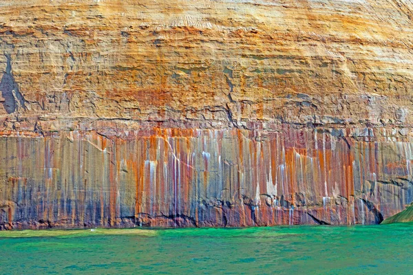Färgglada Mineraler Utlakning Genom Sandstenen Bilden Rocks National Lakeshore Lake — Stockfoto