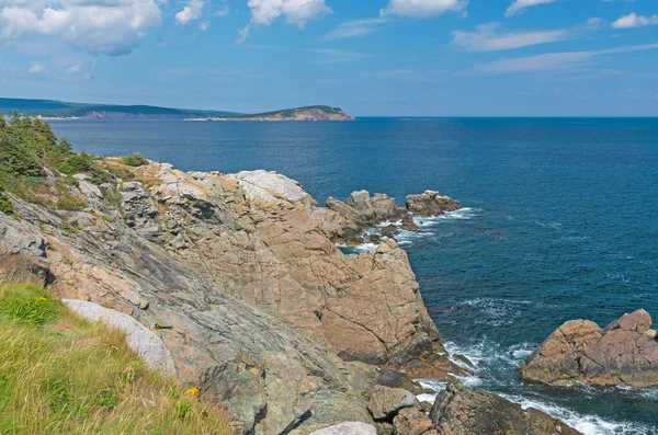 Nova Scotia 'daki Cape Breton Ulusal Parkı' nda Rocky sahilinde güneşli bir gün.