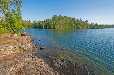 Ontario 'daki Quetico İl Parkı' ndaki Ottertrack Gölü 'nde Büyük Kuzey Ormanı Sabah Görüşleri