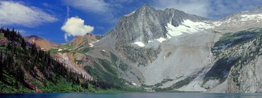 Colorado 'daki Karlı Dağ ve Göl' de Issız Dağ ve Alp Gölü.