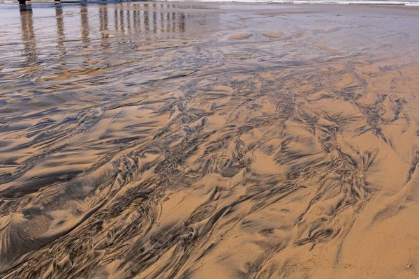La Jolla, Kaliforniya 'da Suyun Okyanusa aktığı Renkli Kum