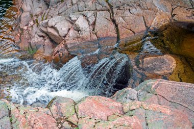Nova Scotia 'daki Cape Breton Highlands Ulusal Parkı' ndaki Mary Ann Şelalesi 'ne bakıyorum.