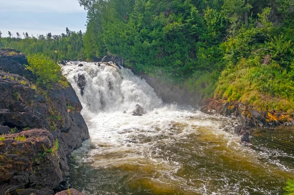 Dramatyczne Wodospady Srebra Północnych Lasach Prowincji Quetico Ontario — Zdjęcie stockowe