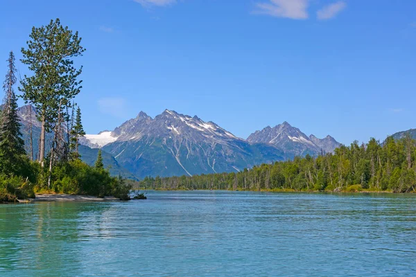 アラスカのクラーク国立公園のクレセント湖の山の湖で穏やかな水と美しい空 — ストック写真