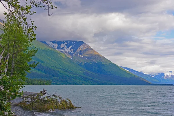 アラスカのKenai湖のリモートマウンテン湖での朝の雲 — ストック写真