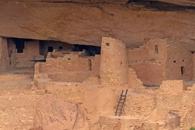 Colorado 'daki Mesa Verde Ulusal Parkı' ndaki Antik Kayalıklarda Kuleler ve Duvarlar