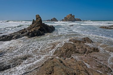 Kaliforniya 'daki Pfeiffer Plaj Parkı' ndaki Kıyı Kayalıkları 'nı kaplayan çalkalanan sular.