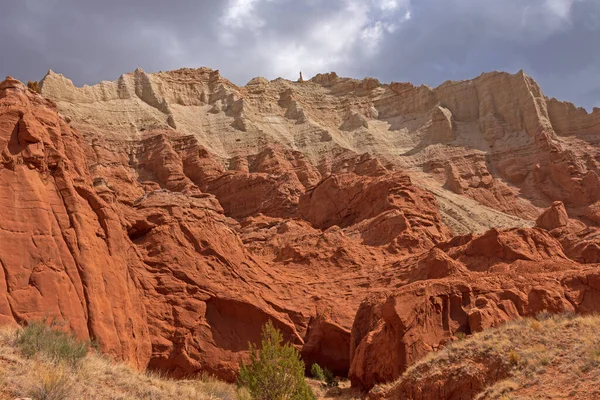 犹他州柯达克罗美盆地州立公园偏远峡谷的彩色砂岩悬崖 — 图库照片