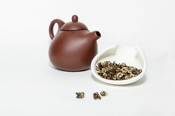 Traditional chinese oolohg tea with a clay teapot on a white background — Stock Photo, Image