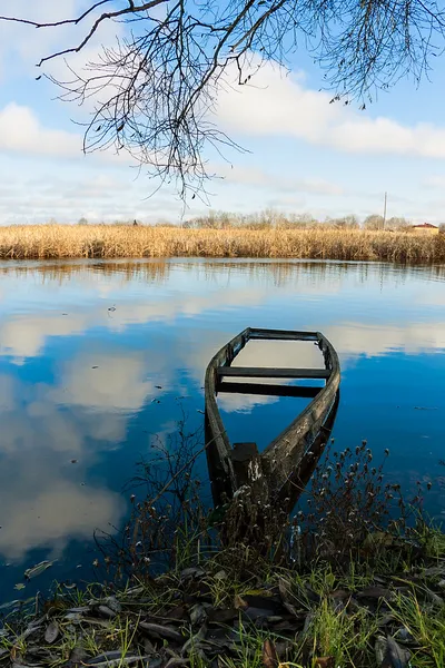 geç sonbahar manzara nehir üzerinde yarı batık tekne ile