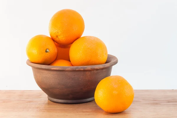 Nature morte d'oranges dans un bol d'argile — Photo