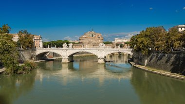 Roma tiber Nehri waterfront, castel Sant'Angelo'ya views 
