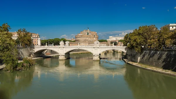 Roma frente al río Tíber, vistas al Castel Sant 'Angelo —  Fotos de Stock