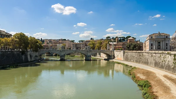 Roma Tiber River waterfront, vistas de los promotores residenciales —  Fotos de Stock