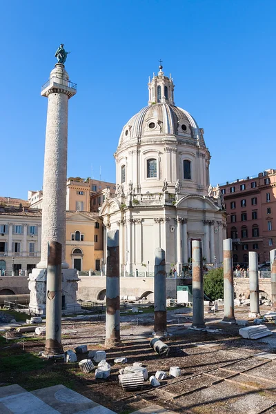 trajan Forumu ve antik Roma kalıntıları sütunu 