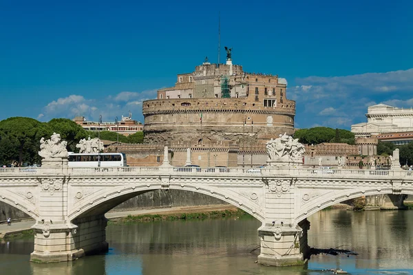 Rome Tiber River waterfront, views of the Castel Sant 'Angelo — стоковое фото