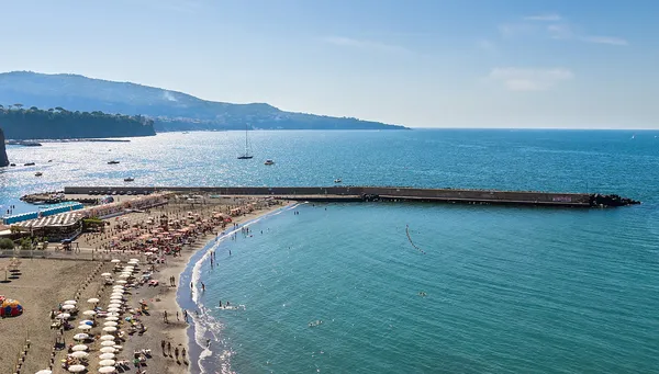 Nádherná pláž v sorrento Itálie — Stock fotografie