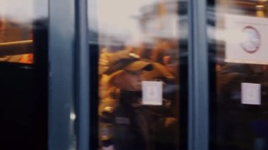 Yolcular kalabalık bir otobüse binerler. İnsanlar toplu taşıma araçlarında çalışırlar..