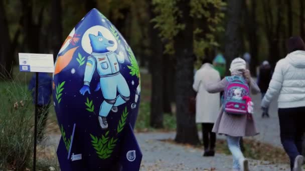 Decorative rockets with artistic painting at entrance to Gagarin park. Noosphere — Stock Video