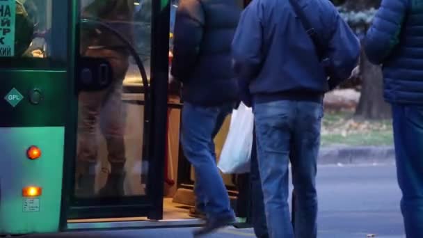 Passagiers staan in de rij bij de halte om de bus te nemen. Mensen hebben haast. — Stockvideo