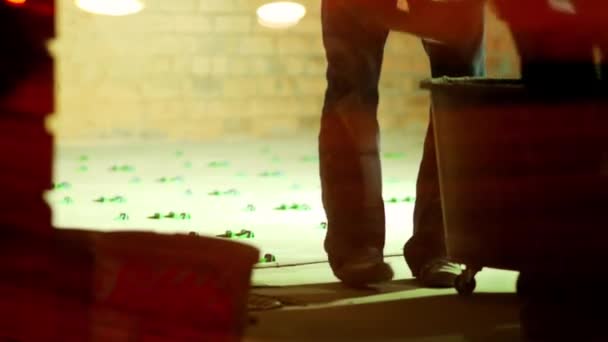 Gli uomini in tuta stendono cemento sul pavimento per fissare le piastrelle. Lavoratori edili — Video Stock