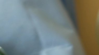 Oksijen maskesi ve hastanenin oksijen hattından alınan gaz nemlendiricisi. COVID-19