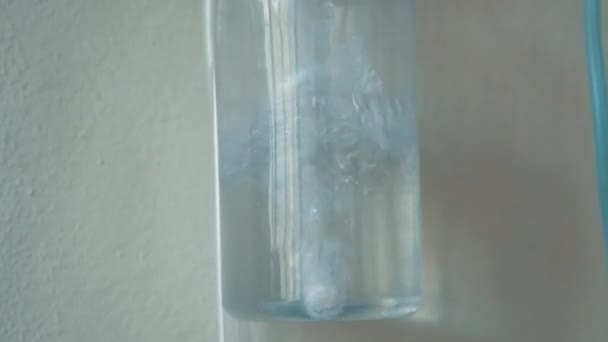Sauerstoffmaske und Befeuchter des aus der Sauerstoffleitung des Krankenhauses gelieferten Gases. COVID-19 — Stockvideo