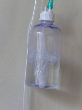 Yoğun bakım ünitesi. Hastanenin oksijen hattından alınan gaz nemlendiricisi. Acil durum solunum desteği COVID-19 hastaları. SARS-CoV-2 koronavirüsünden kaynaklanan viral pnömonide akciğer yetersizliği