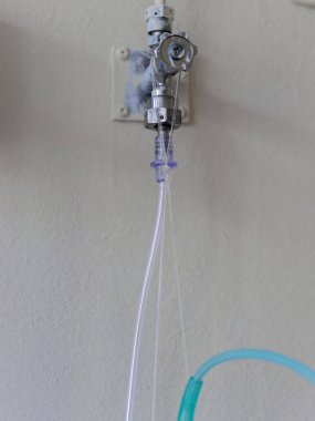 Yoğun bakım ünitesi. Hastane oksijen hattından gaz tüpleri. Acil durum solunum desteği COVID-19 hastaları. SARS-CoV-2 koronavirüsünden kaynaklanan viral pnömonide akciğer yetersizliği