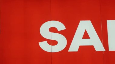 Noel 'de Kara Cuma günü alışveriş merkezinde kırmızı reklam afişi.