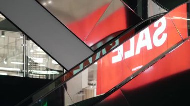 Yeni yılda Kara Cuma günü alışveriş merkezinde reklam pankartı satışı.